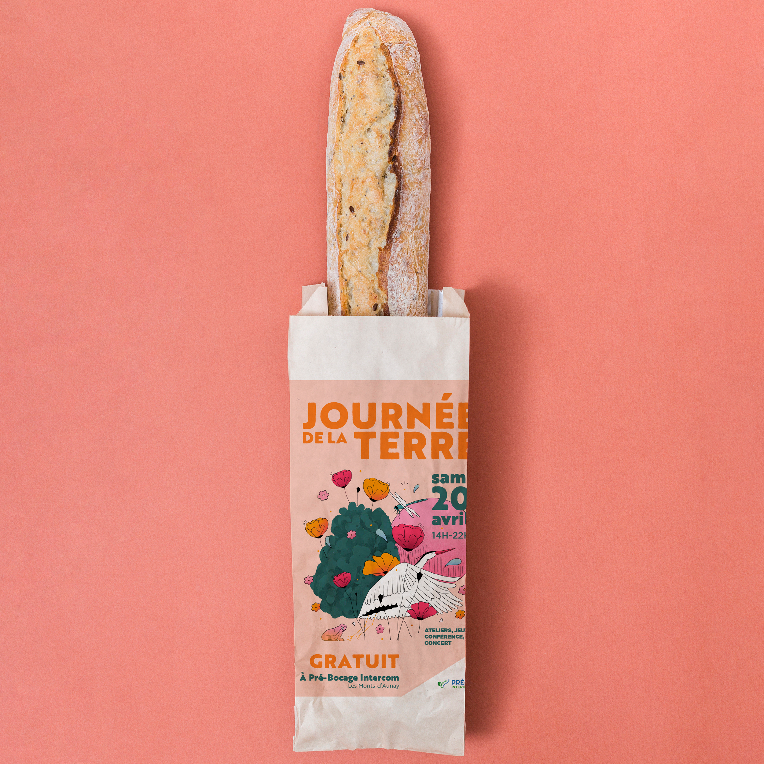 Photo d'une baguette de pain dans son sachet illustré