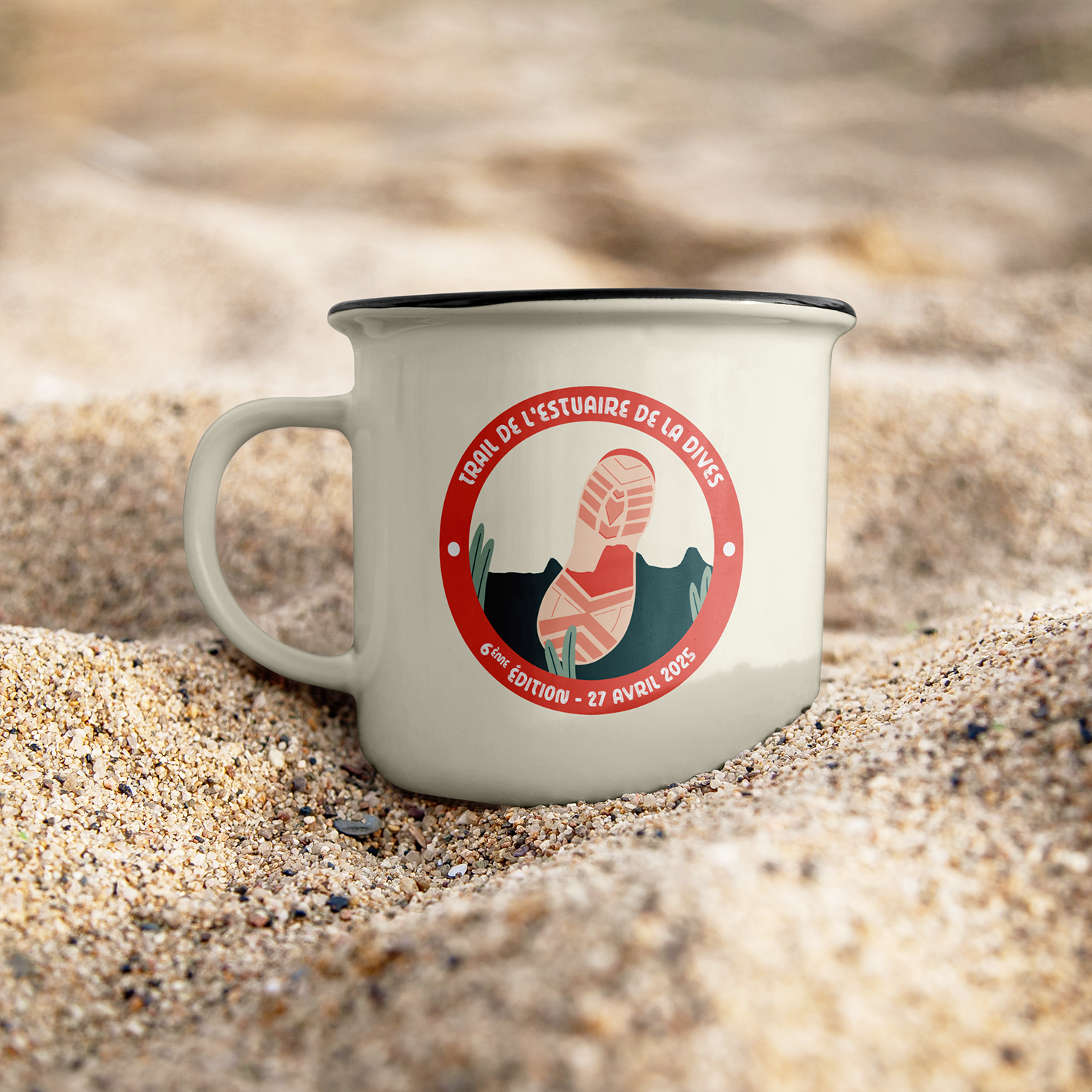 Photo d'un mug avec le logo du Trail de l'Estuaire de la Dives