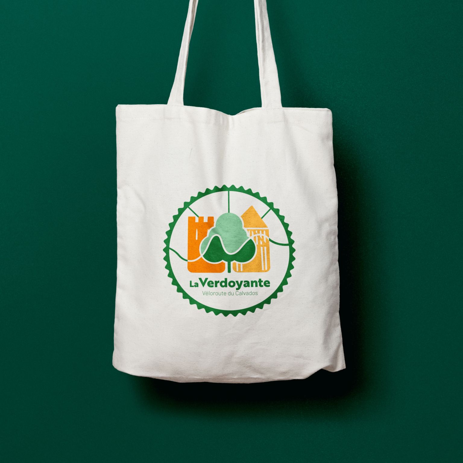 Photo d'un totebag avec le logo de La Verdoyante - Véloroute du Calvados