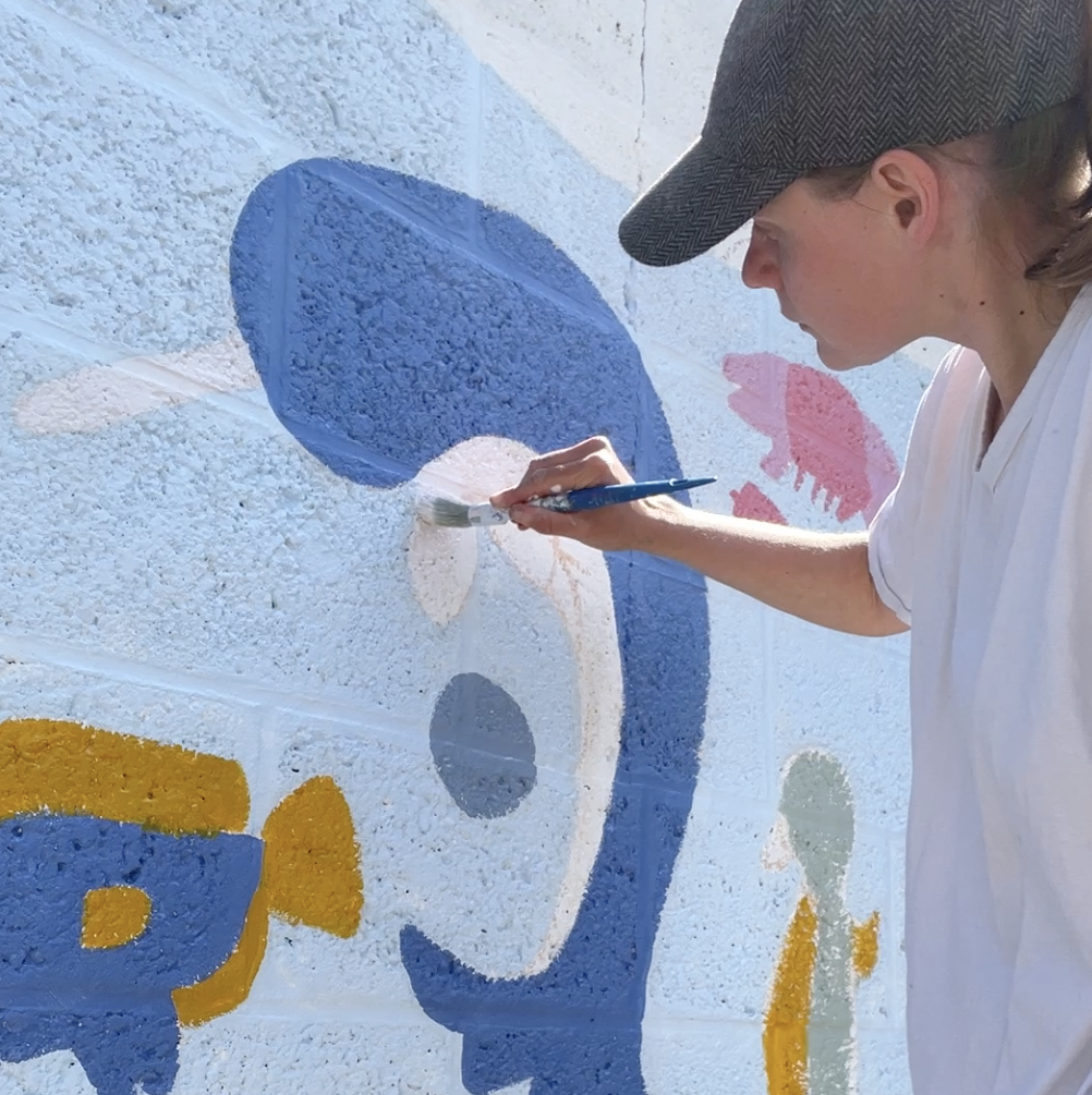 Photo d'une peintre muraliste