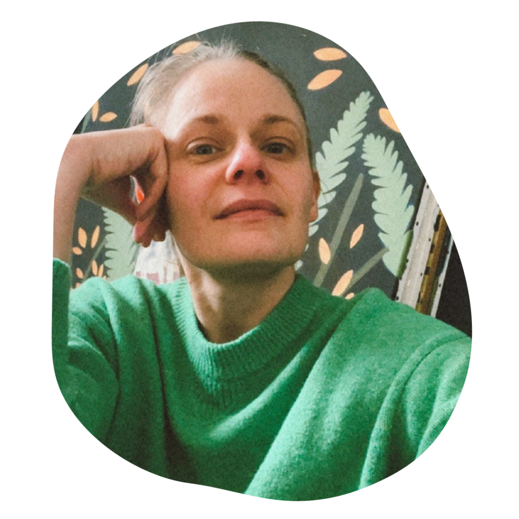 Portrait d'une graphiste et illustratrice dans son atelier à Caen