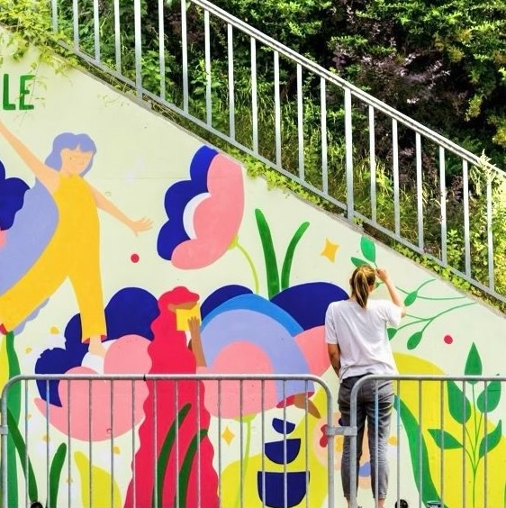 Photo d'une artiste peintre faisant une fresque murale